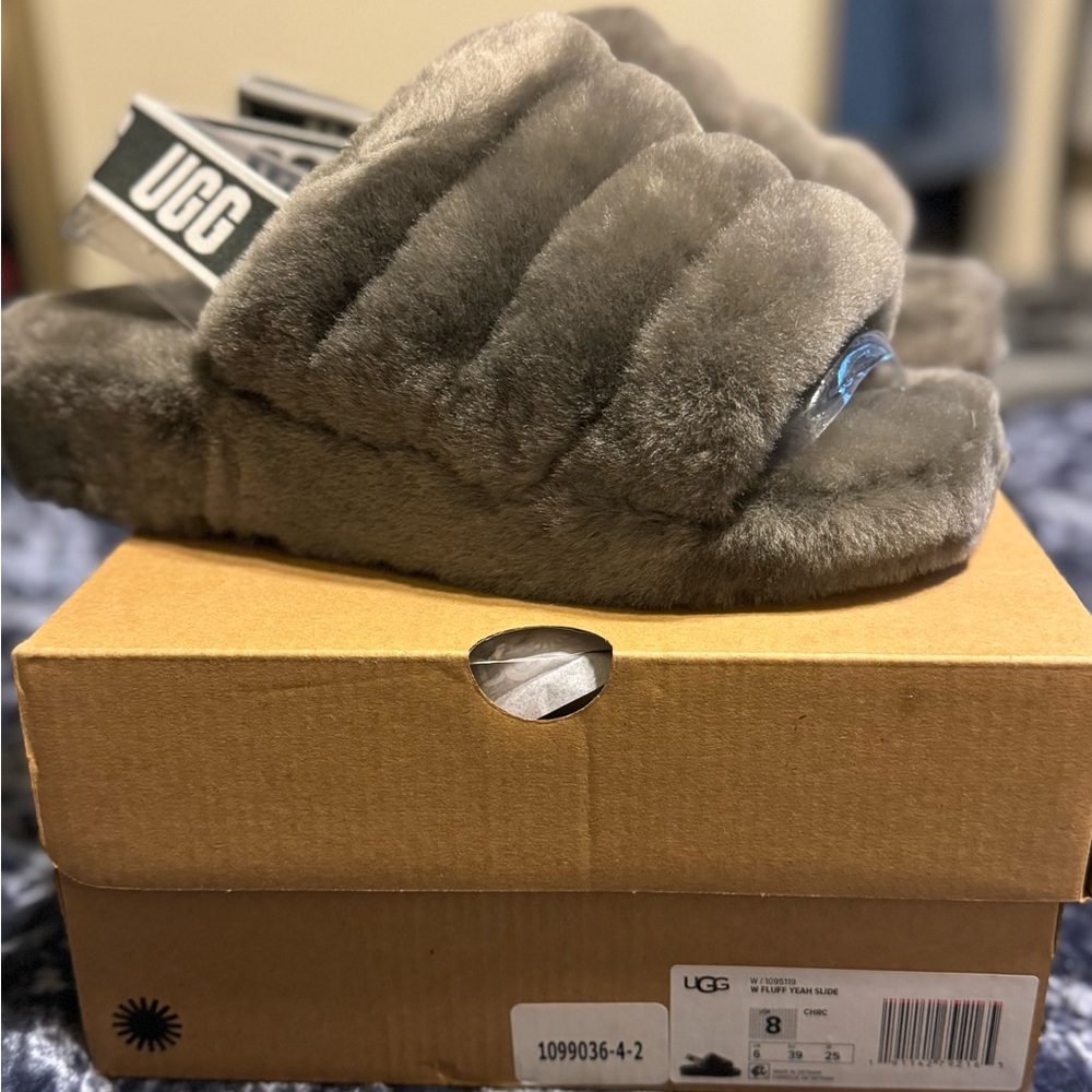 Ugg women’s size 8 Fluff yeah slide in Charcoal